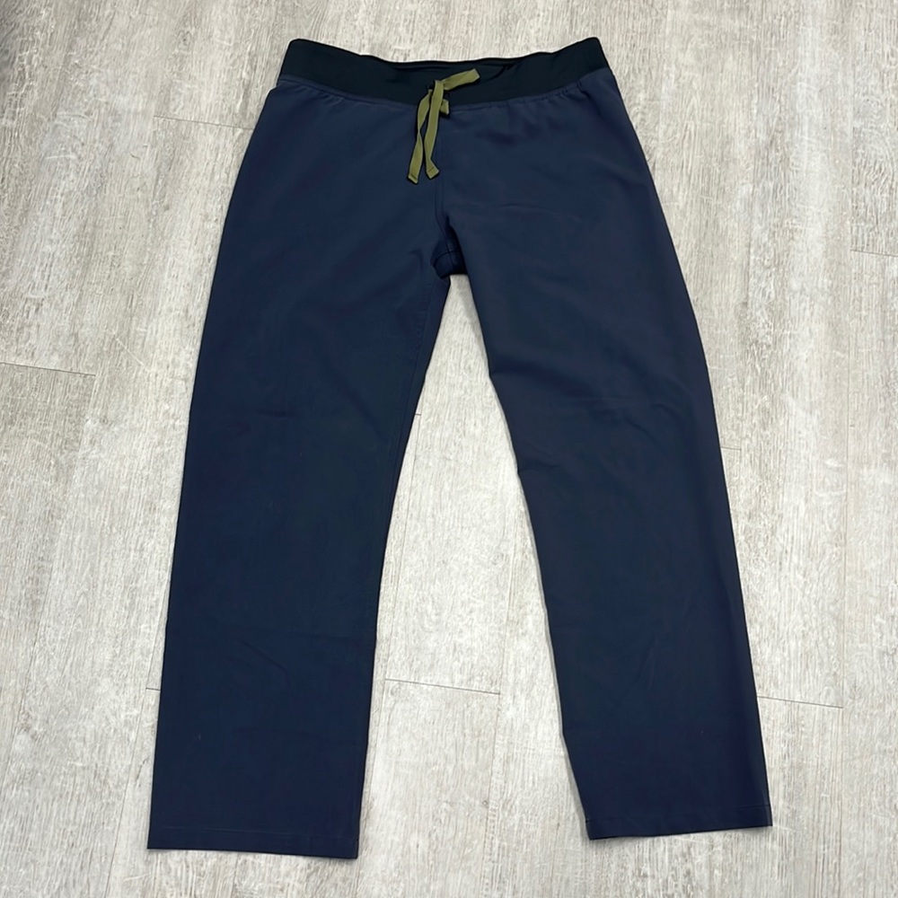 Figs Livingston basic scrub pants in quiet navy size petite medium